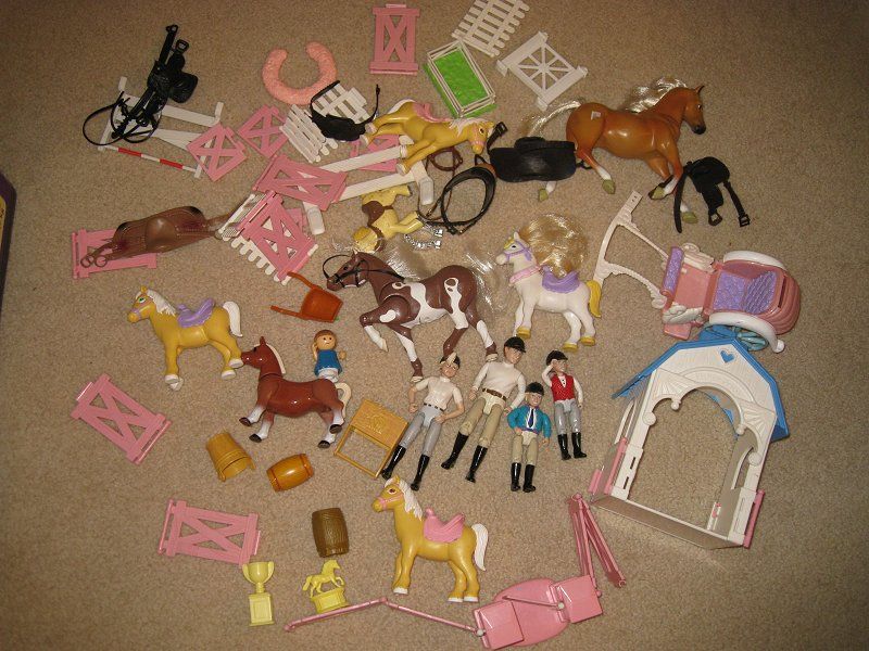  Family Dollhouse 4 People Horses Stable Fences etc Jockey