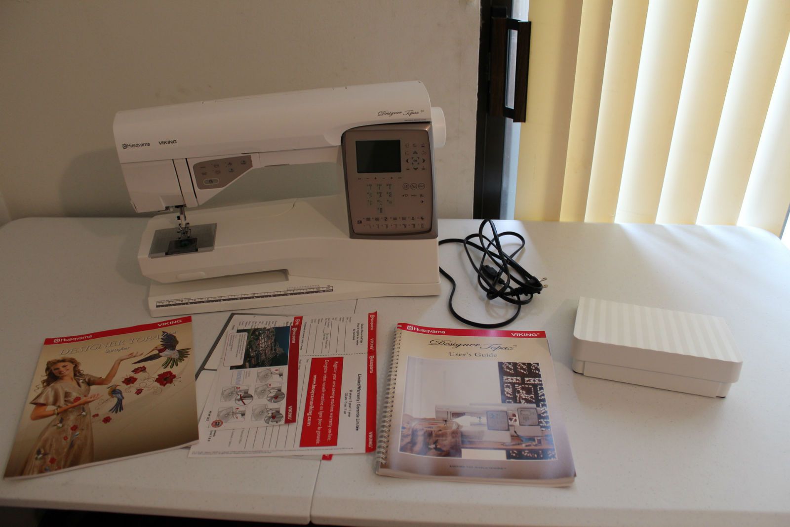 HUSQVARNA VIKING DESIGNER TOPAZ 20 SEWING MACHINE + EMBROIDERY UNIT