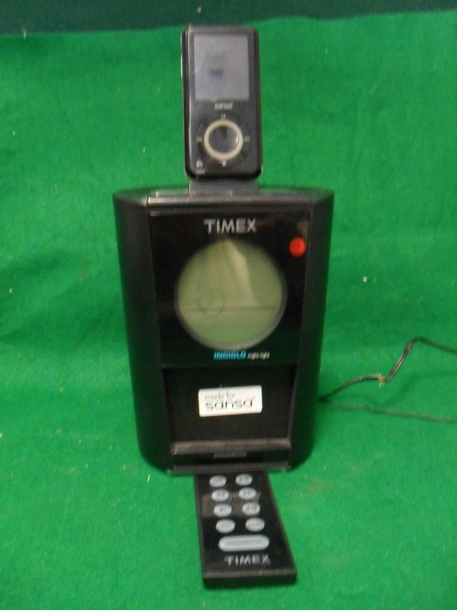 Timex TS70 Sansa SanDisk Clock Radio Dock w 4GB  Car