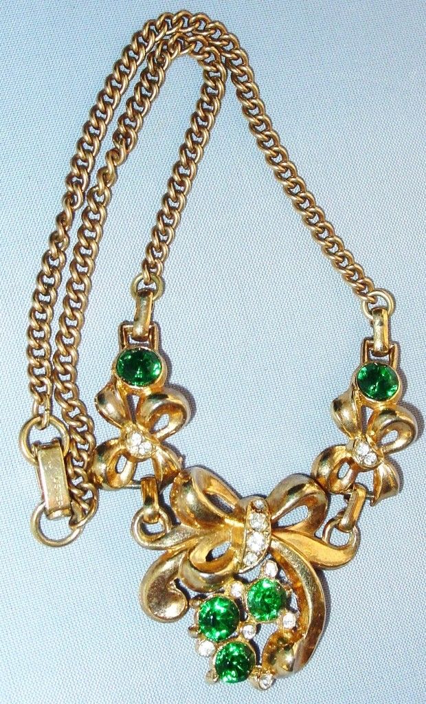 Signed Lisner Green Rhinestone Bow Pendant Necklace WOW