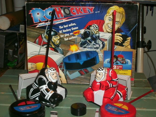 RC Hockey MGA Entertainment 1997 Remote Controlled 2 Players