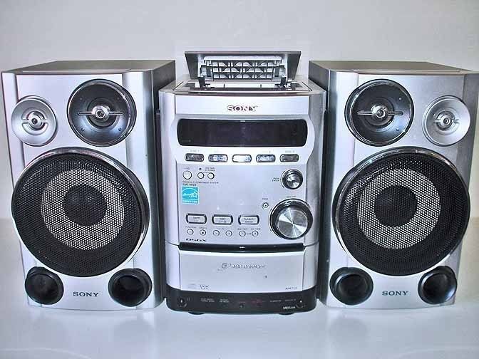 SILVER SONY MICRO STEREO W REMOTE 5 DISC CD CHANGER CASSETTE PLAYER