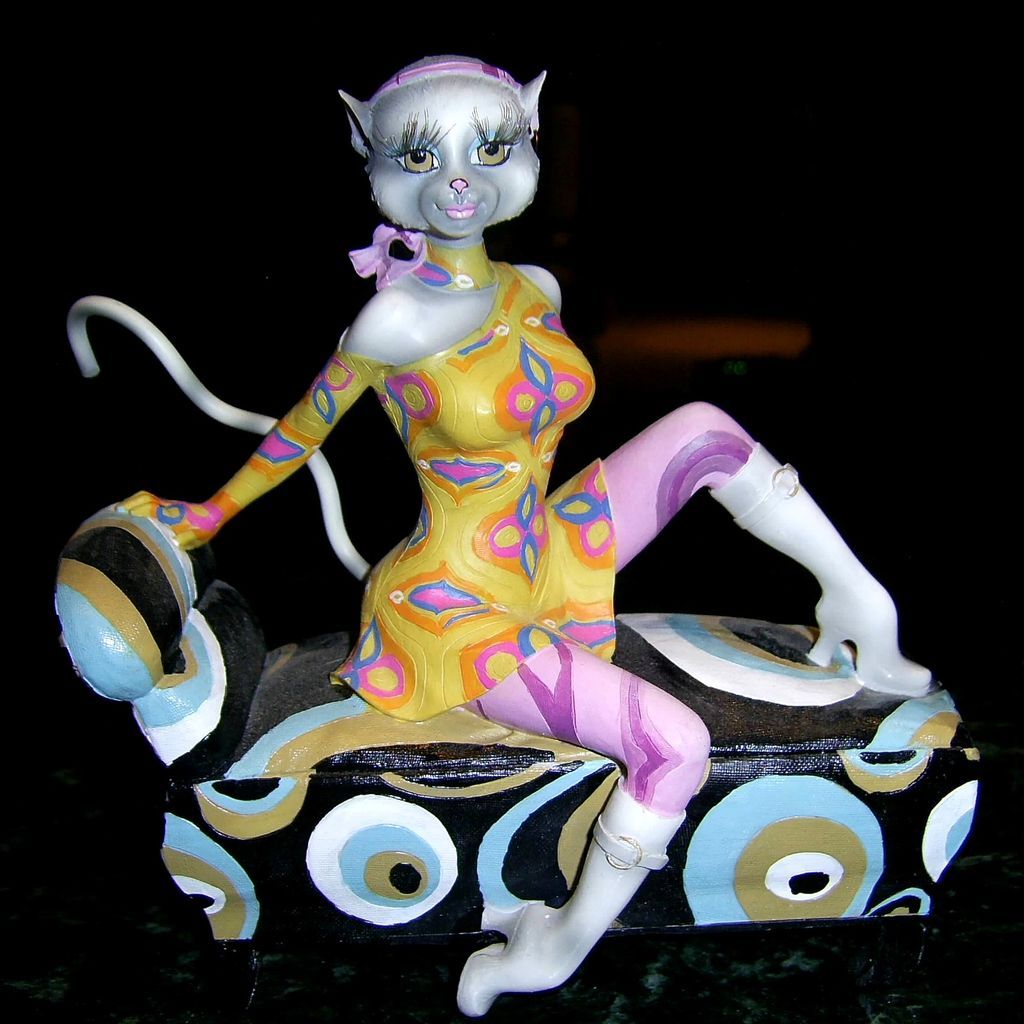 MARGARET LE VAN ALLEY CAT   RETIRED   L@@K   COLLECTORS