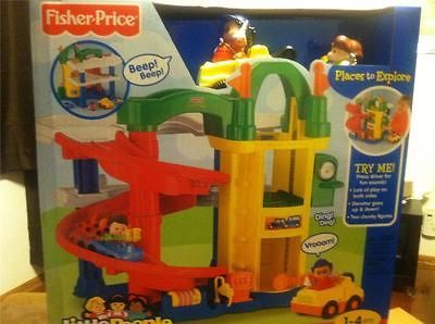 LITTLE PEOPLE RACIN RAMPS GARAGE MECHANIC DRIVER CAR TOW TRUCK WOW