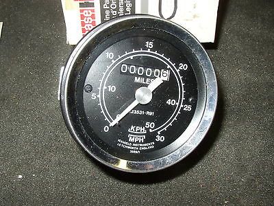 CASE INTERNATIONAL UTILITY TRACTOR 284 385 484 485 SPEEDOMETER NOS