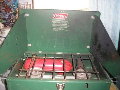 VINTAGE COLEMAN TWO BURNER CAMP STOVE, 425E499IN ORIGINAL BOX