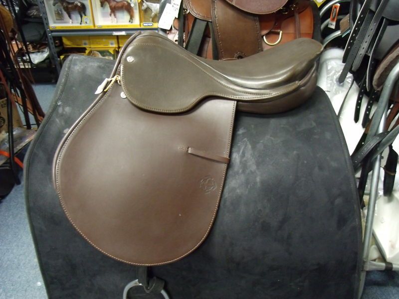 New Courbette Futura 16.5 Close contact Saddle