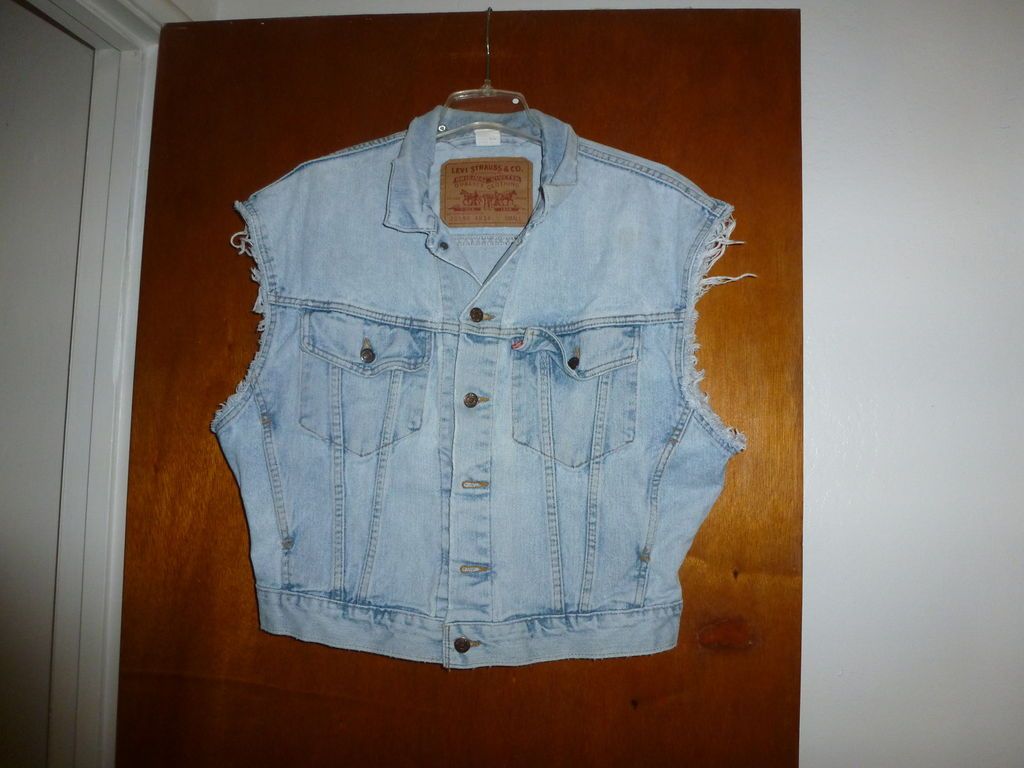 Levis Cut Off Classic Denim Motorcycle Vest with Wide Armholes Size